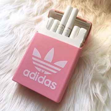 桌上放烟的图片