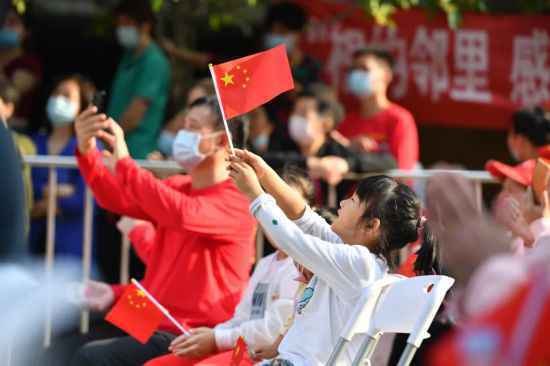 武汉小区自办邻里感恩节:感谢患难中你伸出的援手