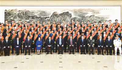 习近平会见全国双拥模范城(县)命名暨双拥模范单位和个人表彰大会代表
