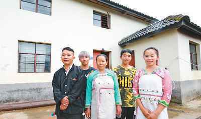 两张全家福见证脱贫路(大国小家·扶贫印记)