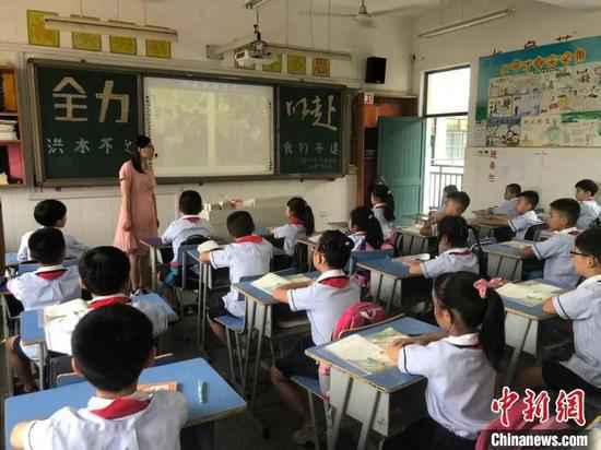 资料图：学生们在课堂上听老师讲述（图文无关）。卢长江　摄