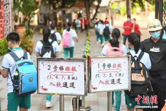 资料图： 学生分流入校（图文无关）。 中新社记者 陈骥旻 摄