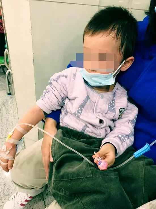 突然发病恶心呕吐的孩子们在家长的陪同下各自去医院就诊。辽沈晚报记者王迪摄