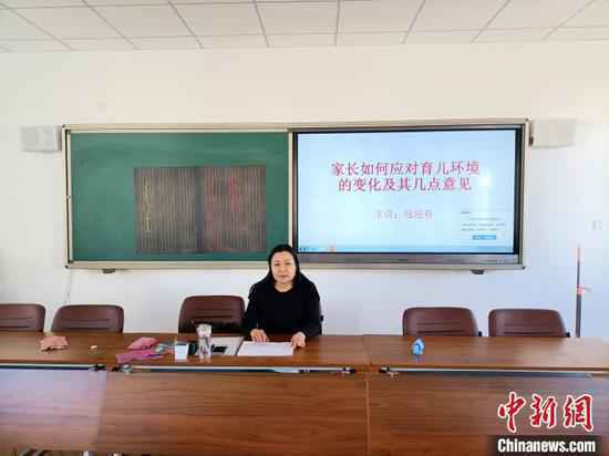 图为讲师团为家长们讲课。 周利春 摄