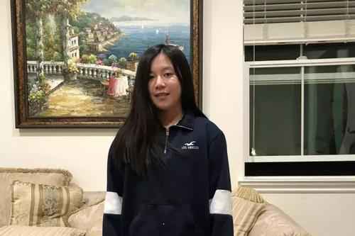 美国圣拉蒙初中学生李晓琳和3个同学一起,免费辅导幼儿园到六年级的孩子们上网课。(美国《世界日报》/刘先进 摄)