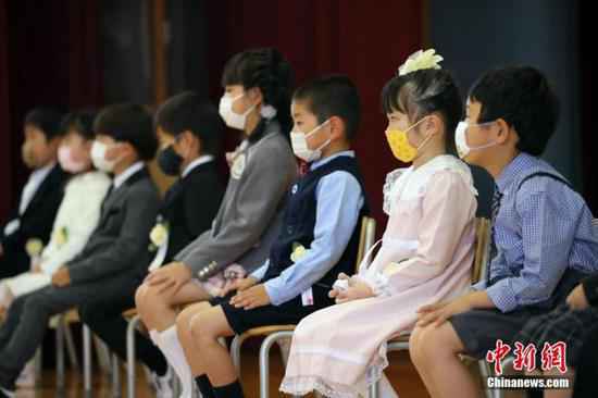 资料图:疫情下的日本小学。