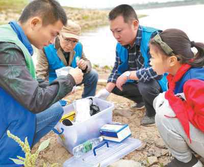 民间河长助力河湖管护(人民眼·生态文明建设)