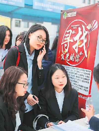 暖暖的!新增就业目标提前实现(2020,稳步走向高质量发展②)