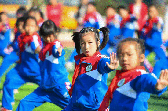 一所学校的孩子在上“功夫体育课”   陈泽国 摄