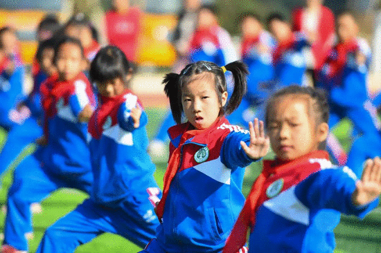 一所学校的孩子在上“功夫体育课” 陈泽国 摄