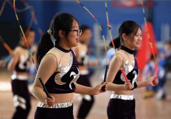 北京市中小学生民族传统体育节举行花样跳绳比赛  任超 摄