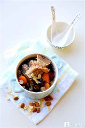 冬天来一碗南北杏海带筒骨汤，清淡滋润全身都舒服！