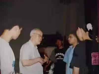 培养青少年走上科学舞台,是一个有远见的社会