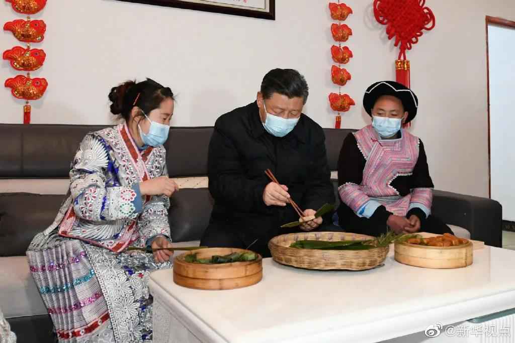 习近平同苗族村民包黄粑迎新春:祝你们日子过得更加甜美