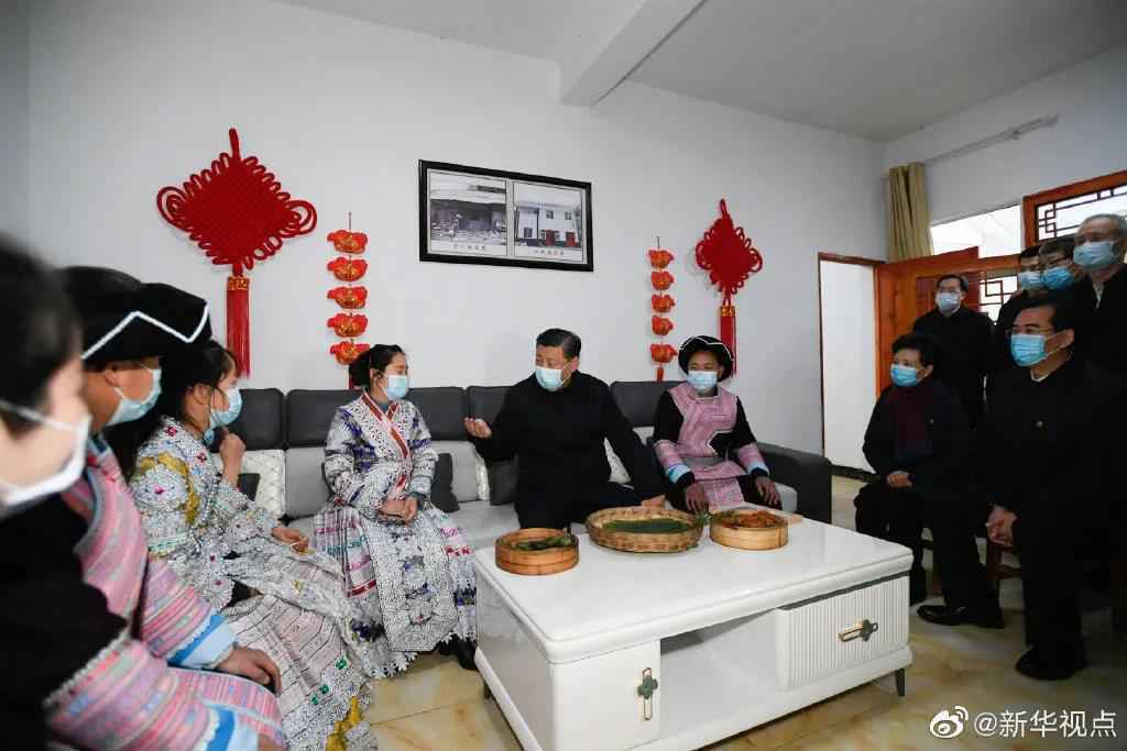 习近平同苗族村民包黄粑迎新春:祝你们日子过得更加甜美