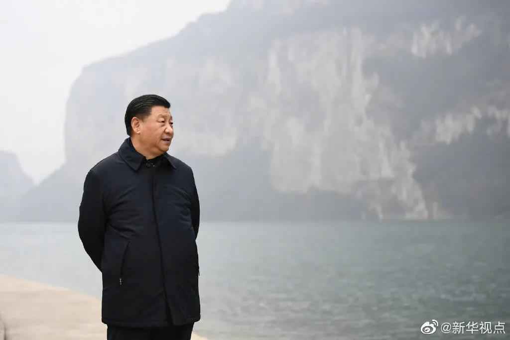 习近平同苗族村民包黄粑迎新春:祝你们日子过得更加甜美