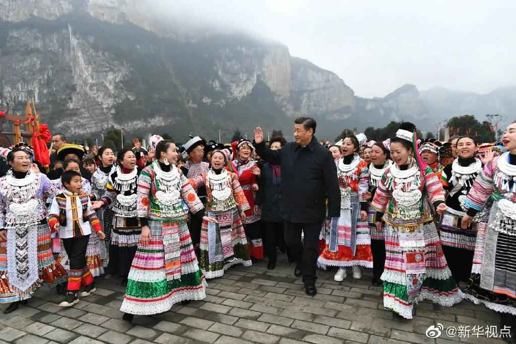 习近平同苗族村民包黄粑迎新春:祝你们日子过得更加甜美