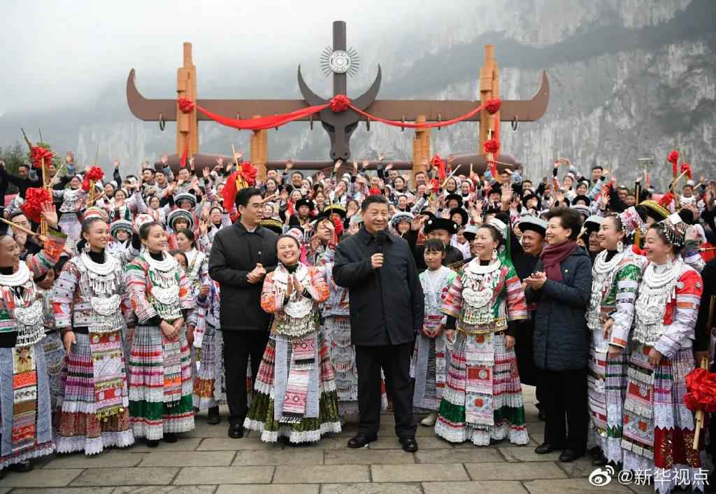 习近平同苗族村民包黄粑迎新春:祝你们日子过得更加甜美