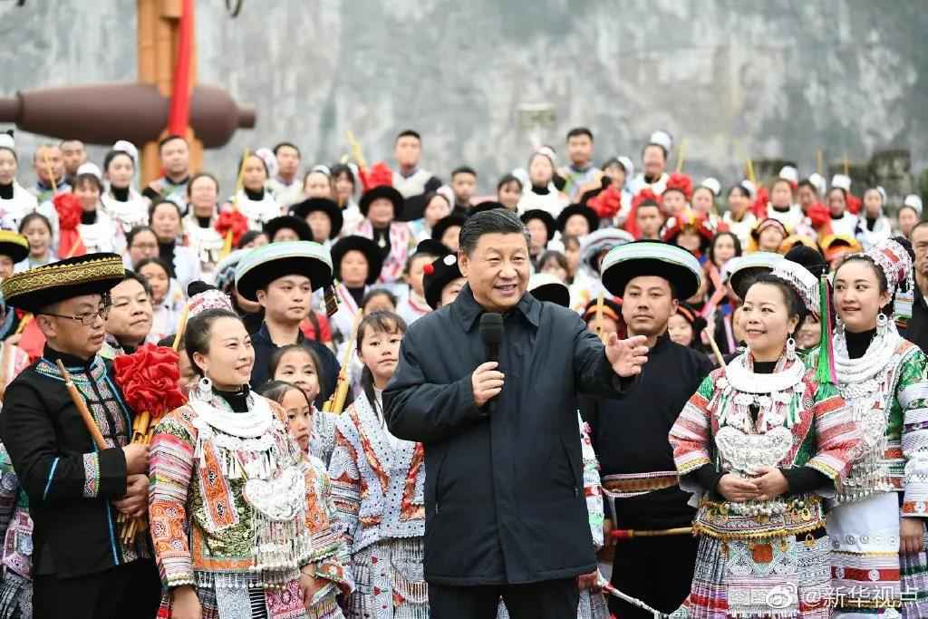 习近平同苗族村民包黄粑迎新春:祝你们日子过得更加甜美