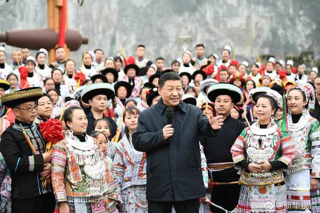 习近平同苗族村民包黄粑迎新春：祝你们日子过得更加甜美