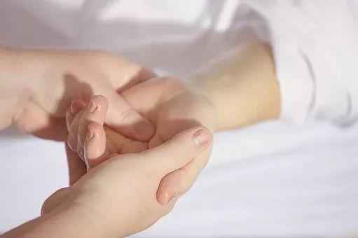 几个中医保健小动作中医保健,超简单,专门对付9种常见的身体疾病!