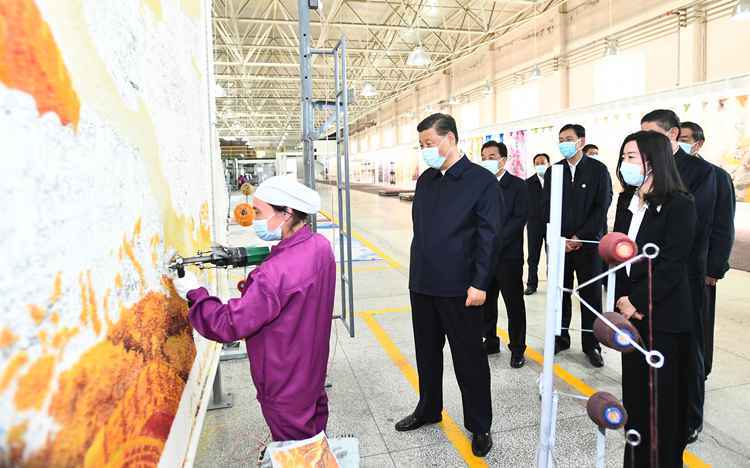 习近平在青海点赞的“致富毯”,啥样?