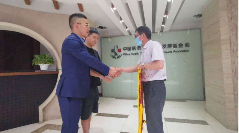 为生命接力!保安突发疾病昏迷不醒热心小伙驾车送医