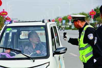 老年代步车“刹”得住车吗