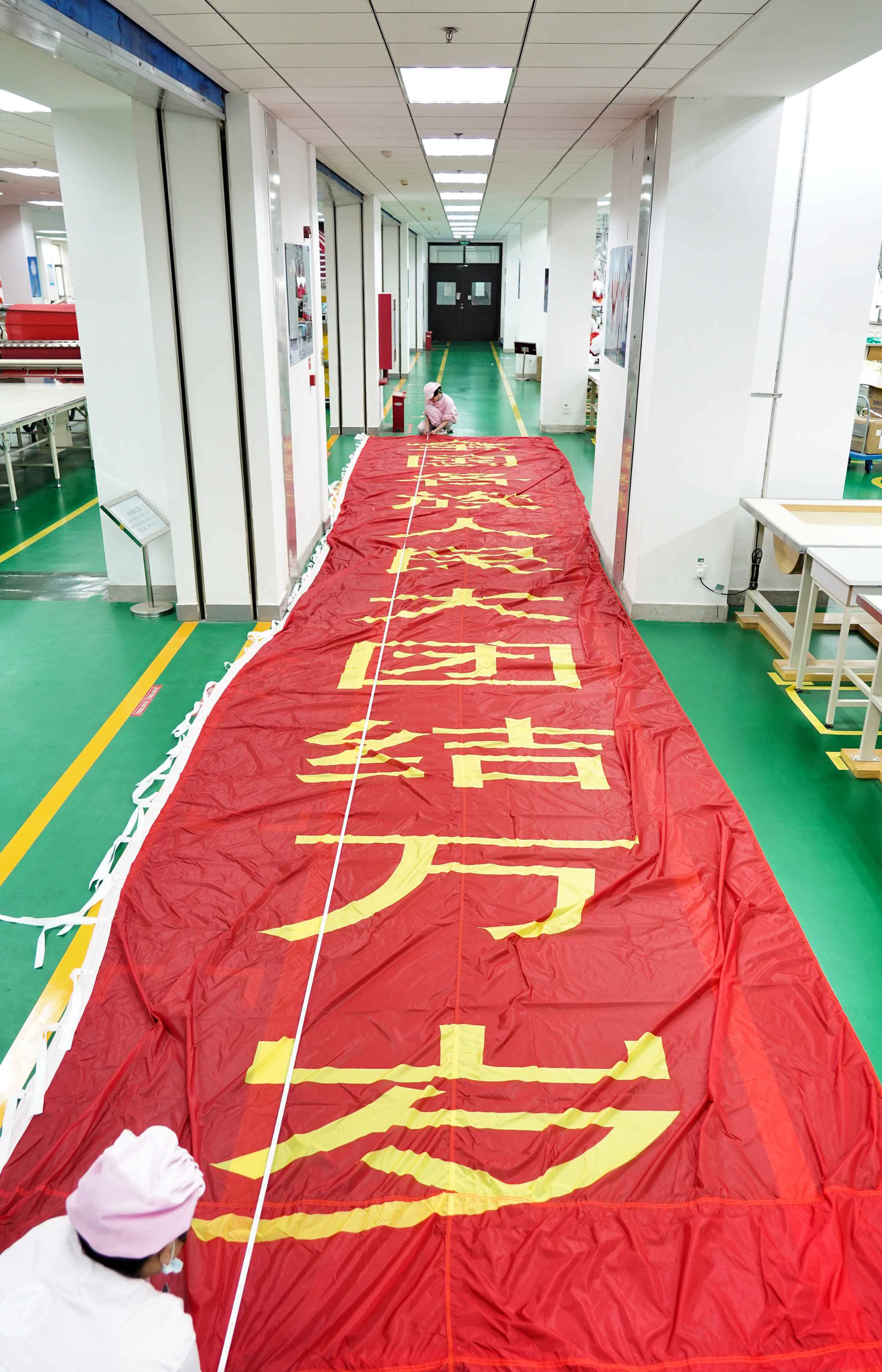 飞过天安门的巨幅党旗怎么那么好看?
