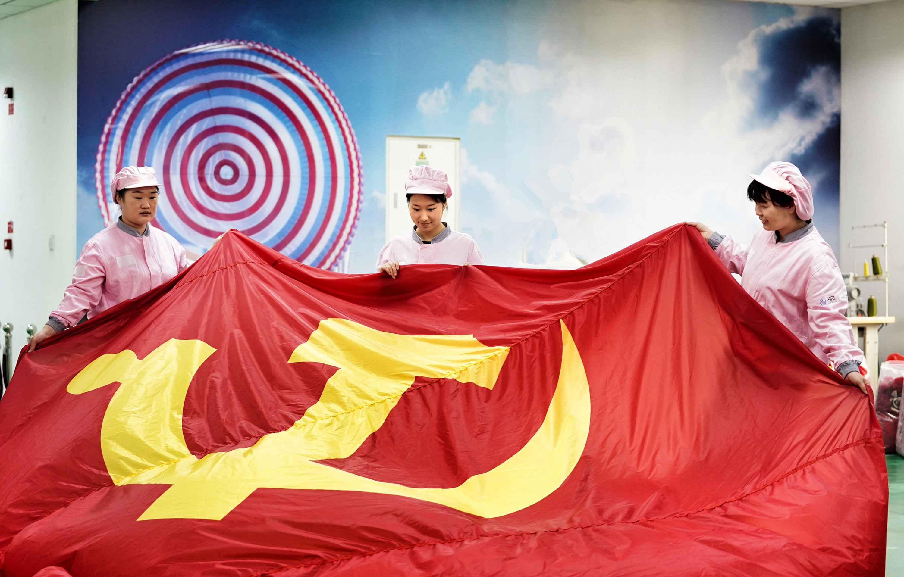 飞过天安门的巨幅党旗怎么那么好看?