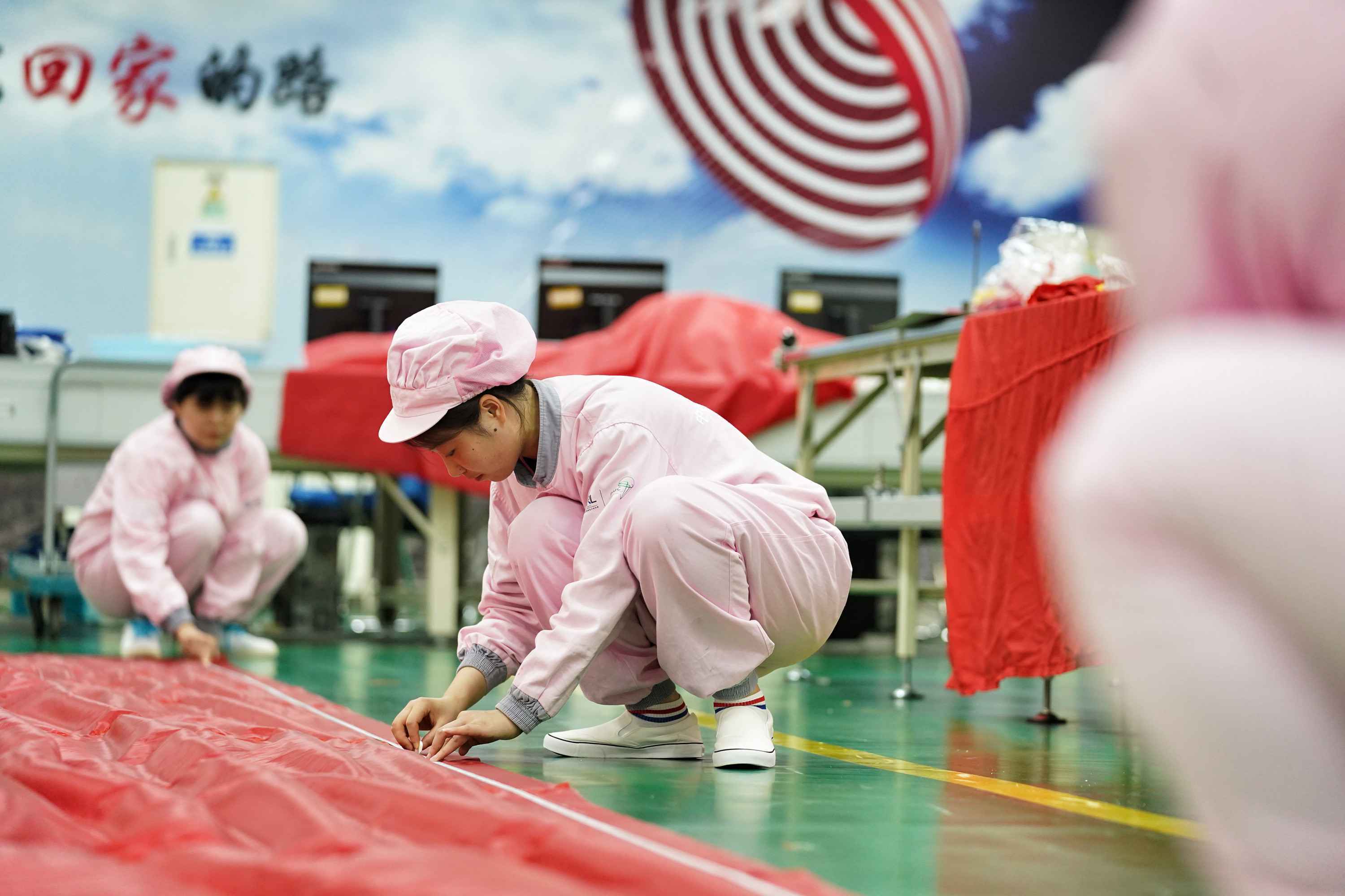 飞过天安门的巨幅党旗怎么那么好看?