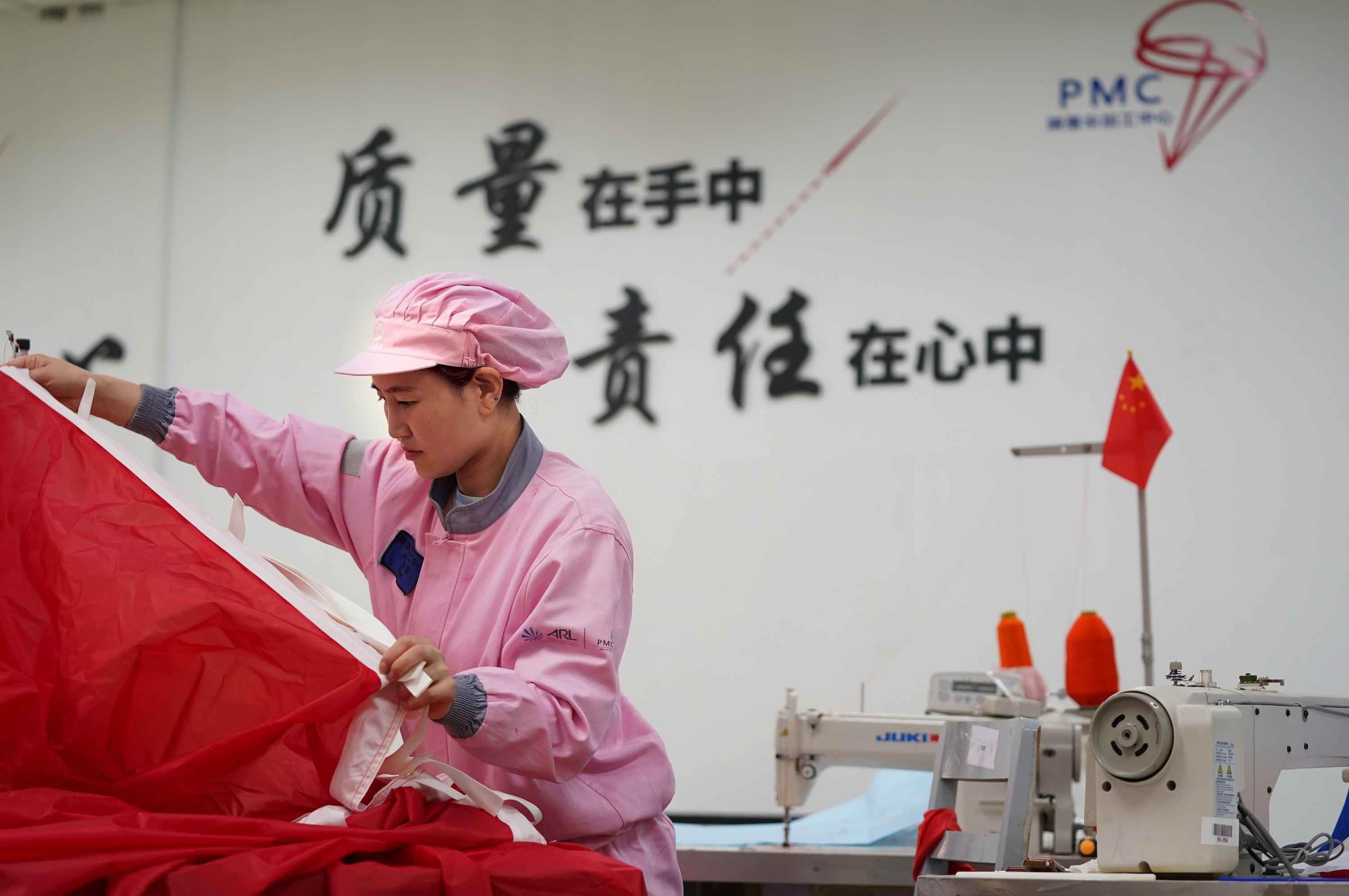 飞过天安门的巨幅党旗怎么那么好看?