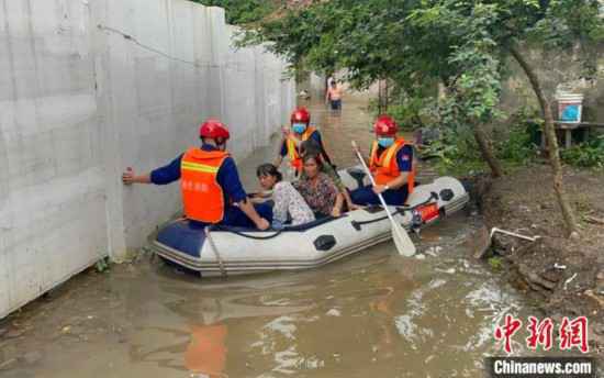 武汉遭遇强降雨消防转移疏散被困群众