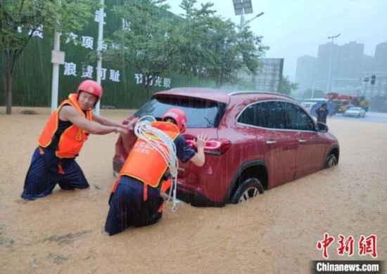 武汉遭遇强降雨消防转移疏散被困群众