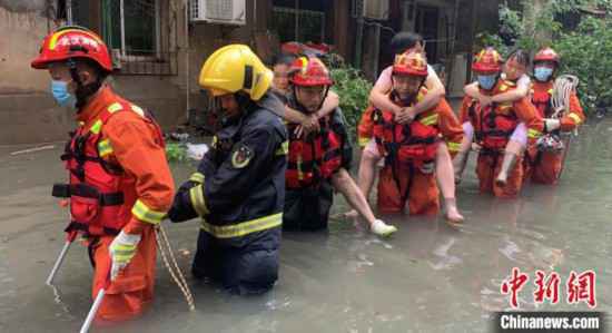 武汉遭遇强降雨消防转移疏散被困群众