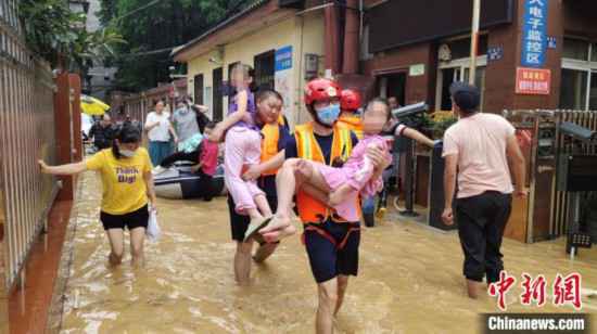 武汉遭遇强降雨消防转移疏散被困群众