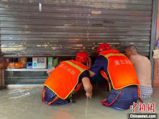 武汉遭遇强降雨消防转移疏散被困群众