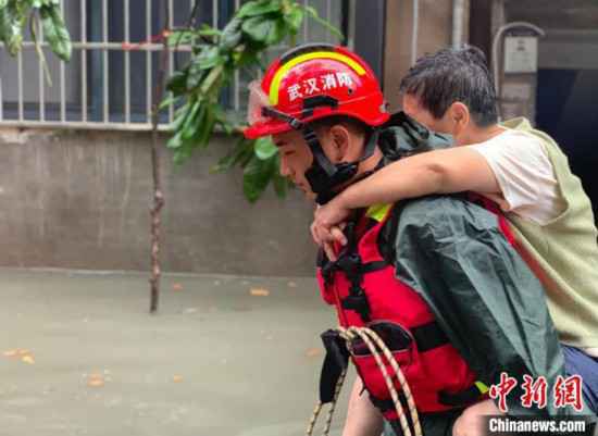 武汉遭遇强降雨消防转移疏散被困群众