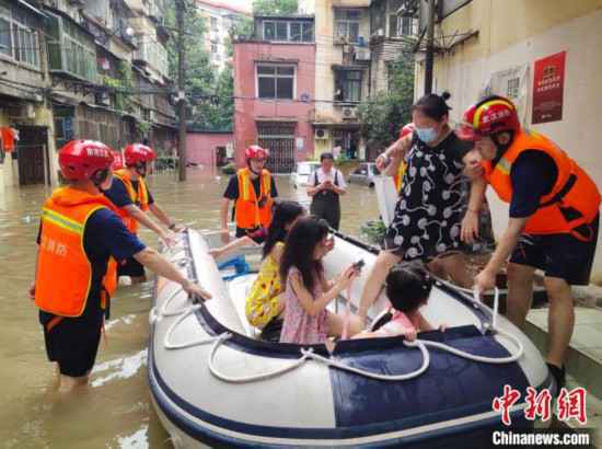 武汉遭遇强降雨消防转移疏散被困群众