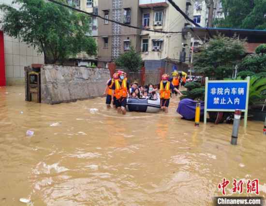 武汉遭遇强降雨消防转移疏散被困群众