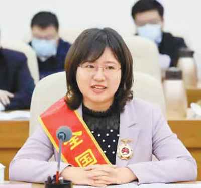 走在乡间小路的女博士(守望)