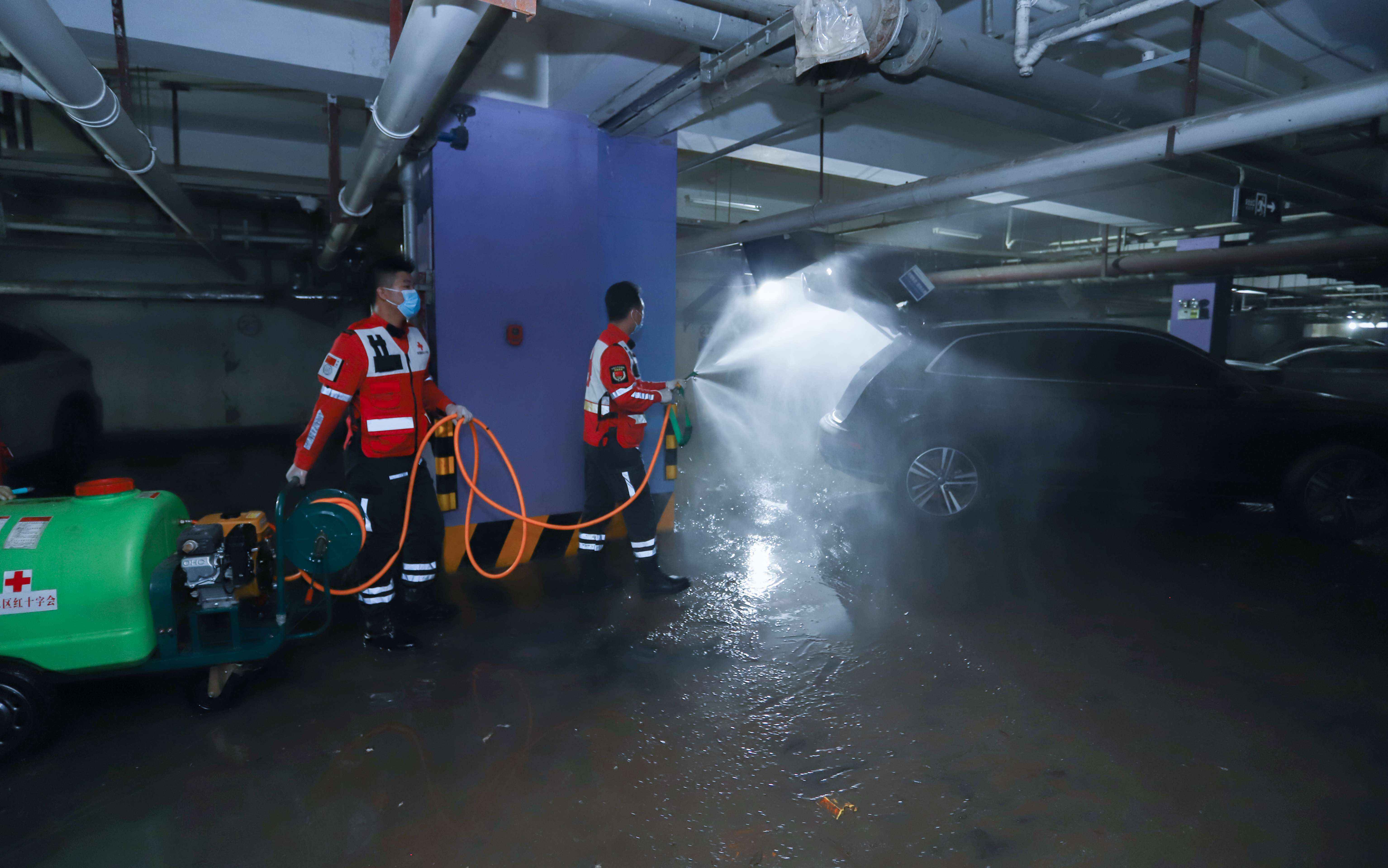 郑州市金水区红十字风马旗救援队在地下车库进行消杀处理。谭纪刚摄 中国红十字会供图