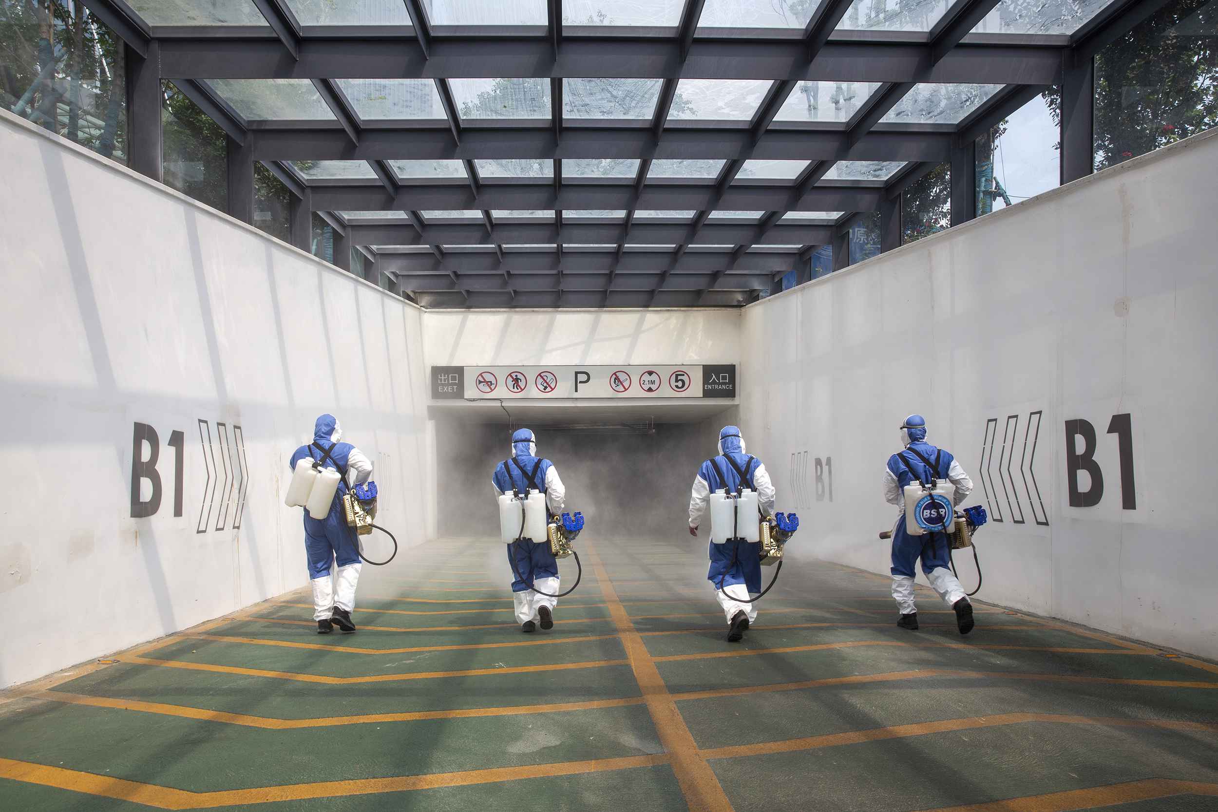 郑州市红十字蓝天救援队在郑东新区商鼎路第一小学等地,执行消杀任务。谭纪刚摄 中国红十字会供图