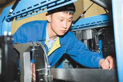 小工匠出彩大时代(中国青年观察⑧)