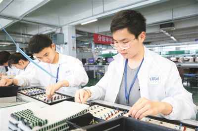 小工匠出彩大时代(中国青年观察⑧)
