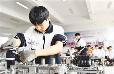 小工匠出彩大时代(中国青年观察⑧)