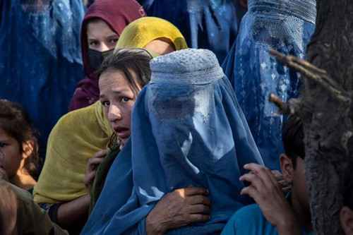 塔利班治下的女性——平民把女婴扔向英军，女市长在等死