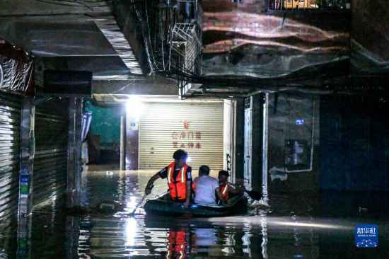 南宁部分地区突降暴雨导致严重内涝