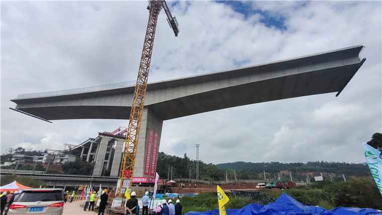 2.36万吨刷新纪录!国内最重悬浇T构桥完美转身