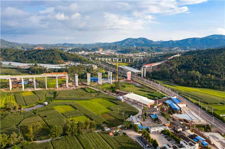 2.36万吨刷新纪录!国内最重悬浇T构桥完美转身